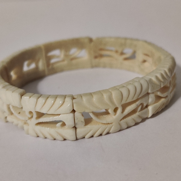 Vintage Carved Bone Bracelet and Earrings - Picture 7 of 15
